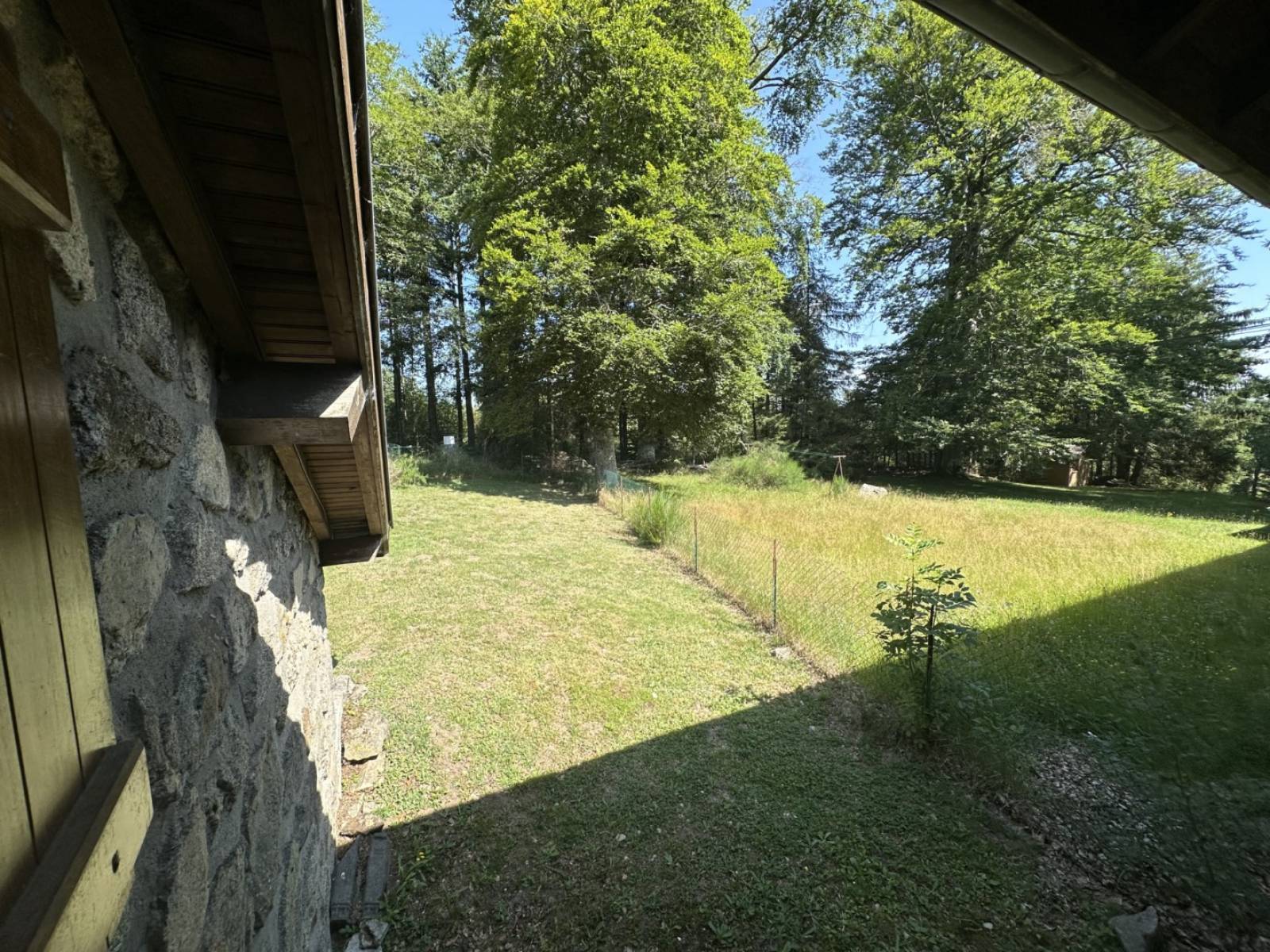 Coquette maison en pierre mitoyenne en campagne du Chambon sur Lignon