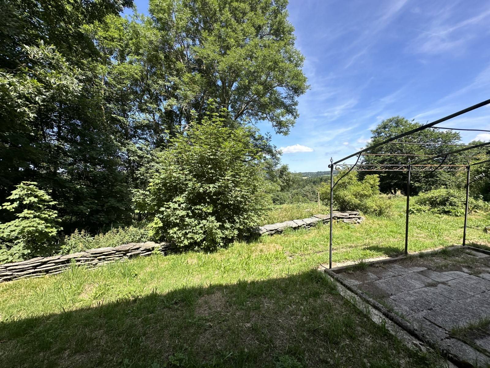 Ferme dans un hameau à rénover aux Vastres