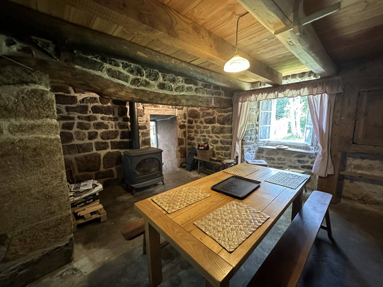 Ferme dans un hameau à rénover aux Vastres