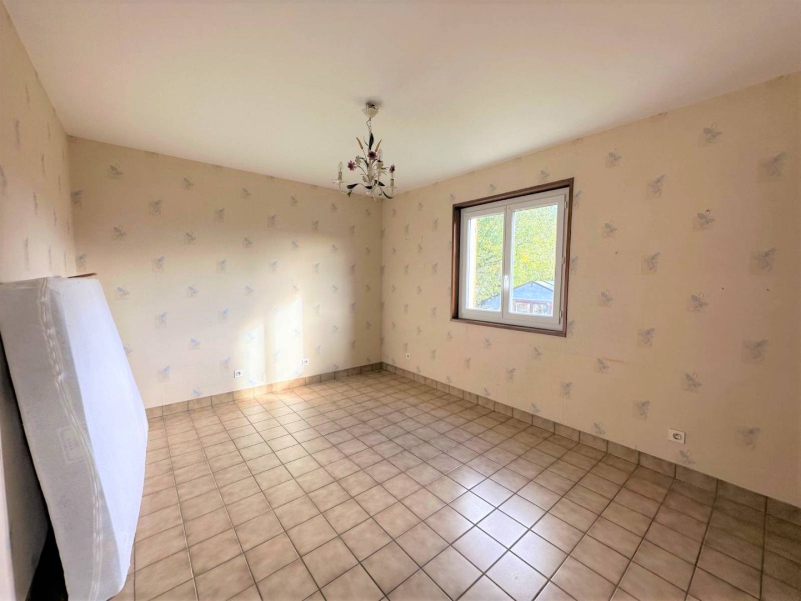 Maison à rafraichir avec dépendances, proche du village de Tence