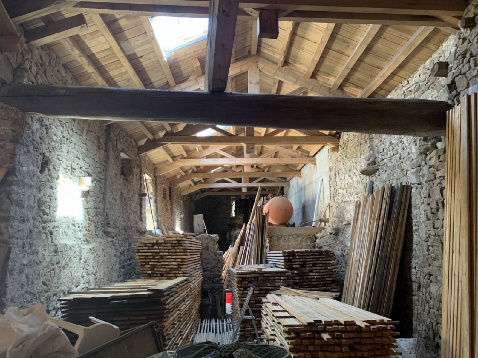 Propriété dans hameau isolé sur 6 000m² de terrain en campagne de St Bonnet