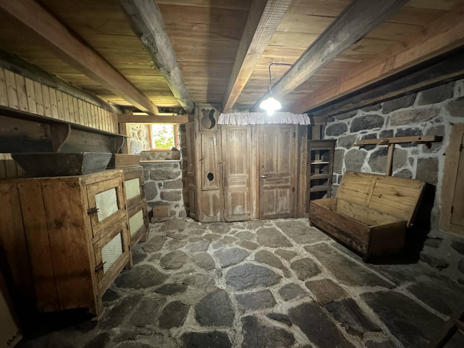 Ferme dans un hameau à rénover aux Vastres