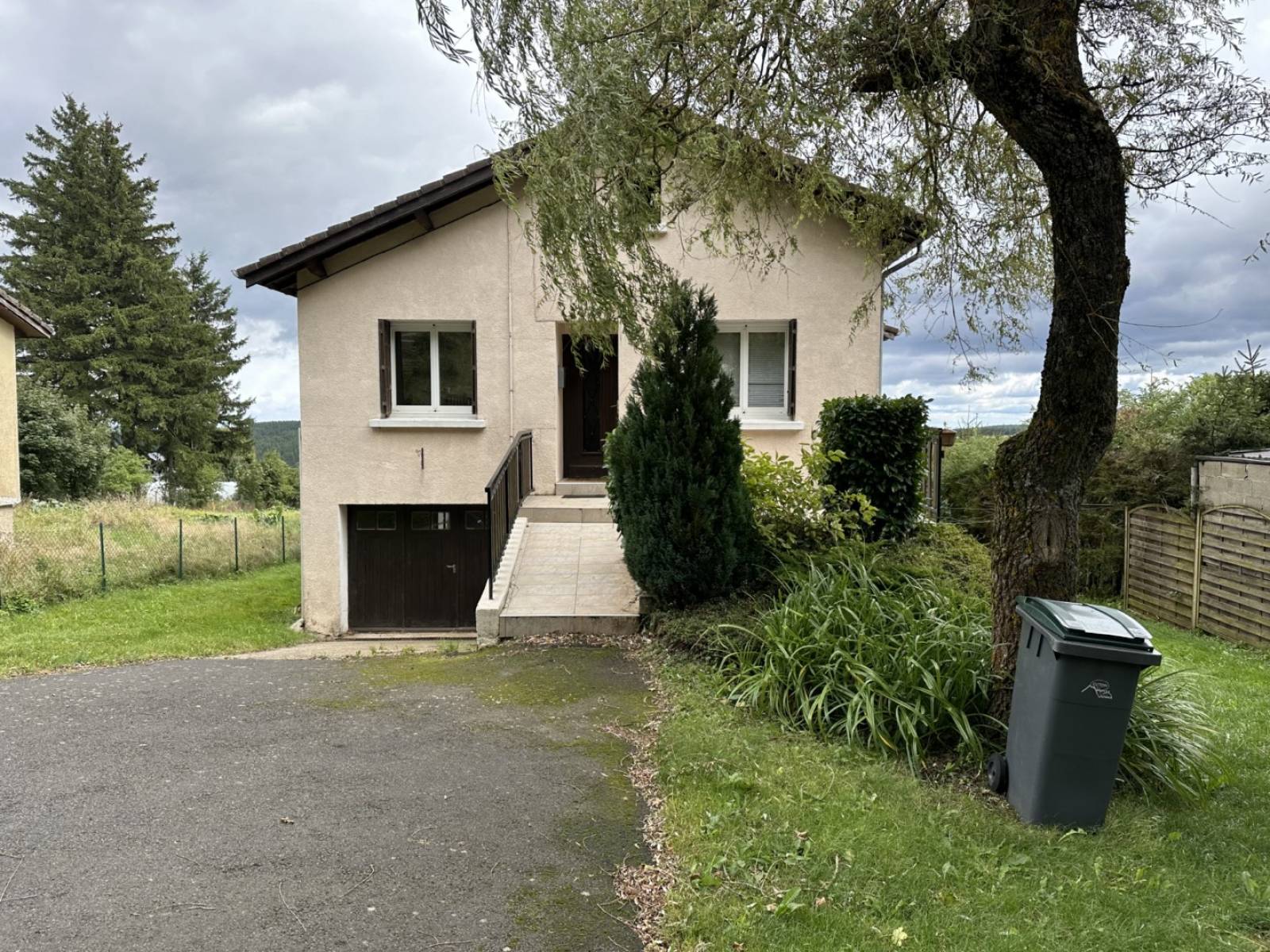 Maison à rafraichir avec jardin à Fay sur Lignon