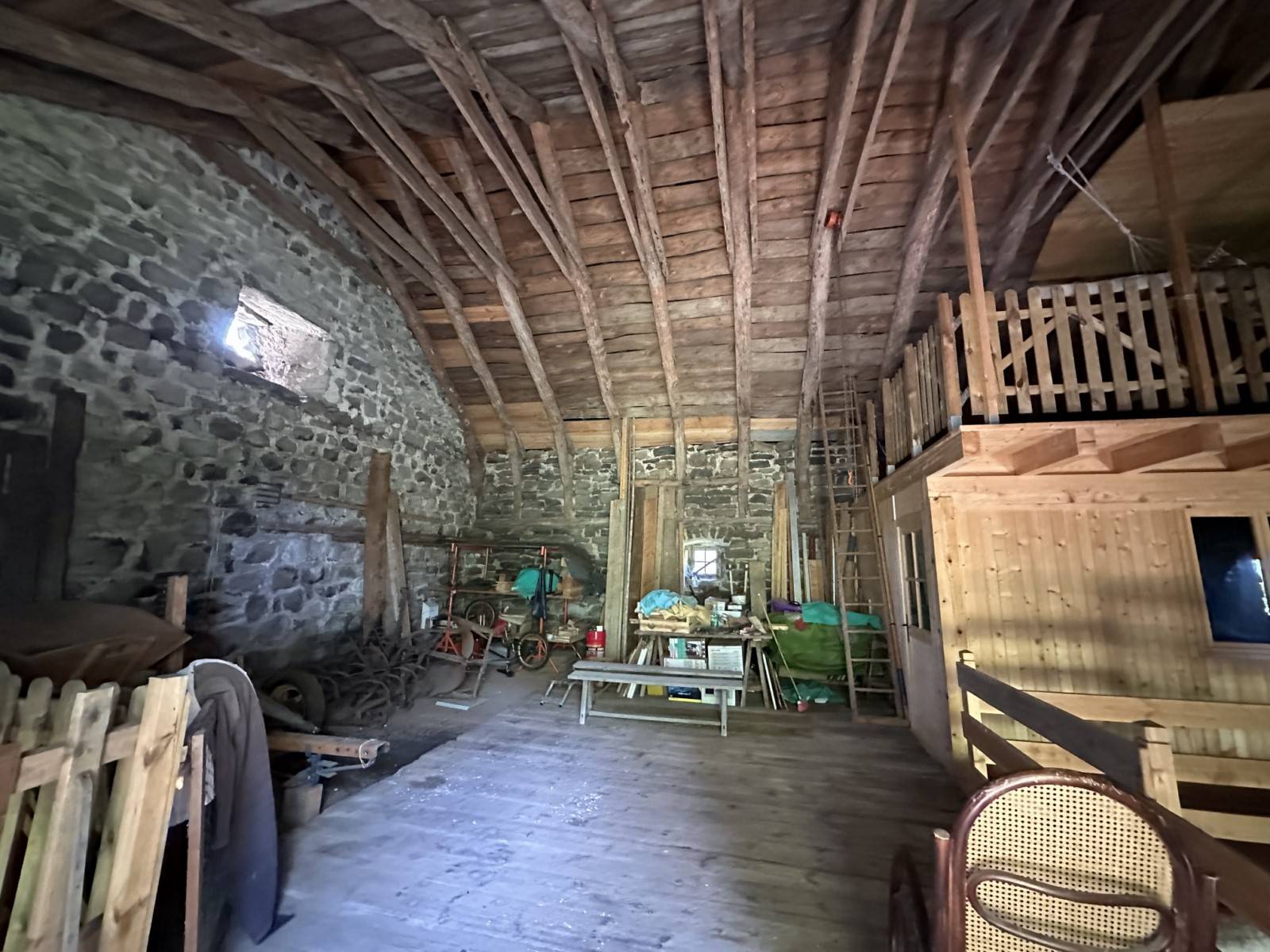 Ferme dans un hameau à rénover aux Vastres