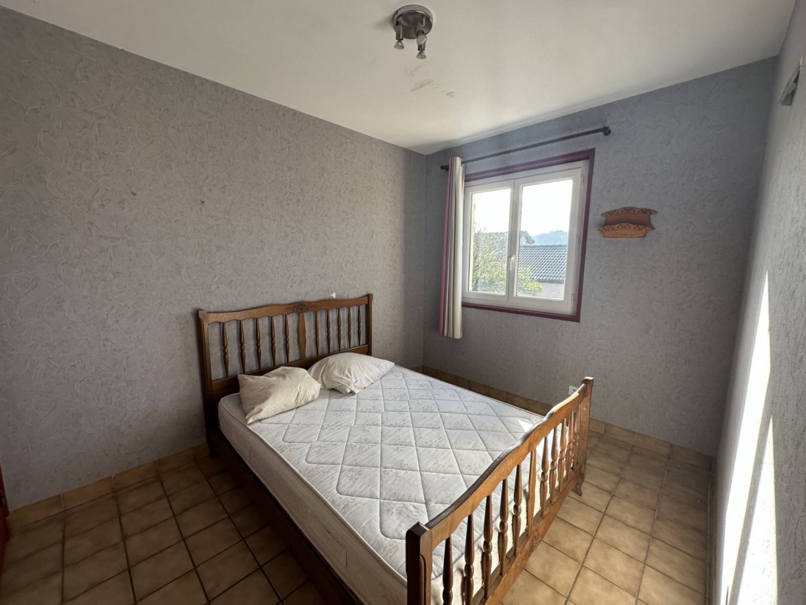 Maison à rafraichir avec dépendances, proche du village de Tence