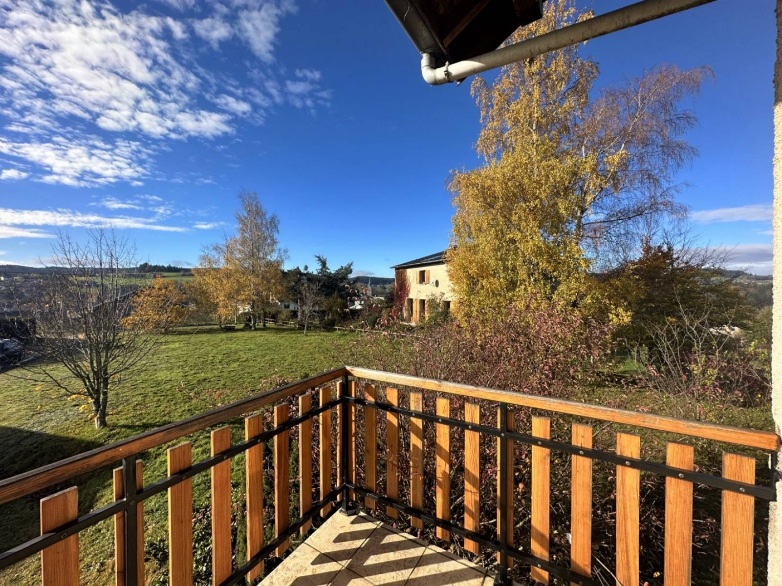 Maison à rafraichir avec dépendances, proche du village de Tence