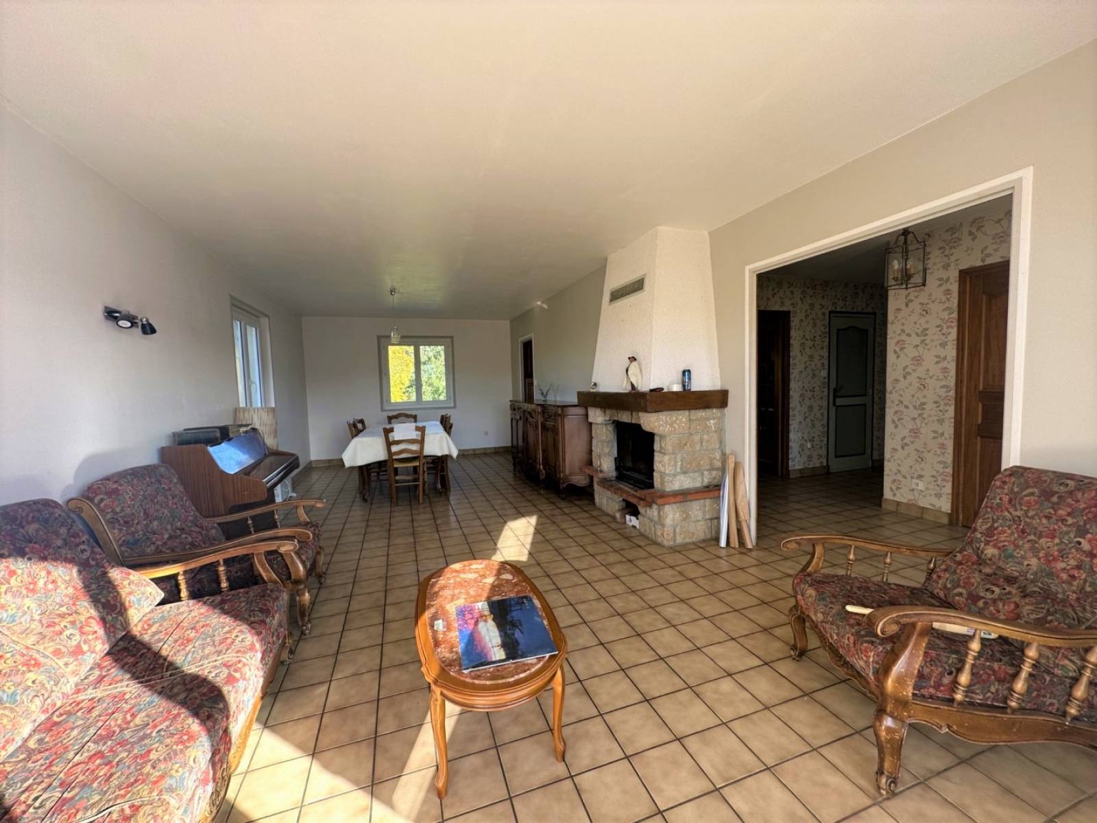 Maison à rafraichir avec dépendances, proche du village de Tence