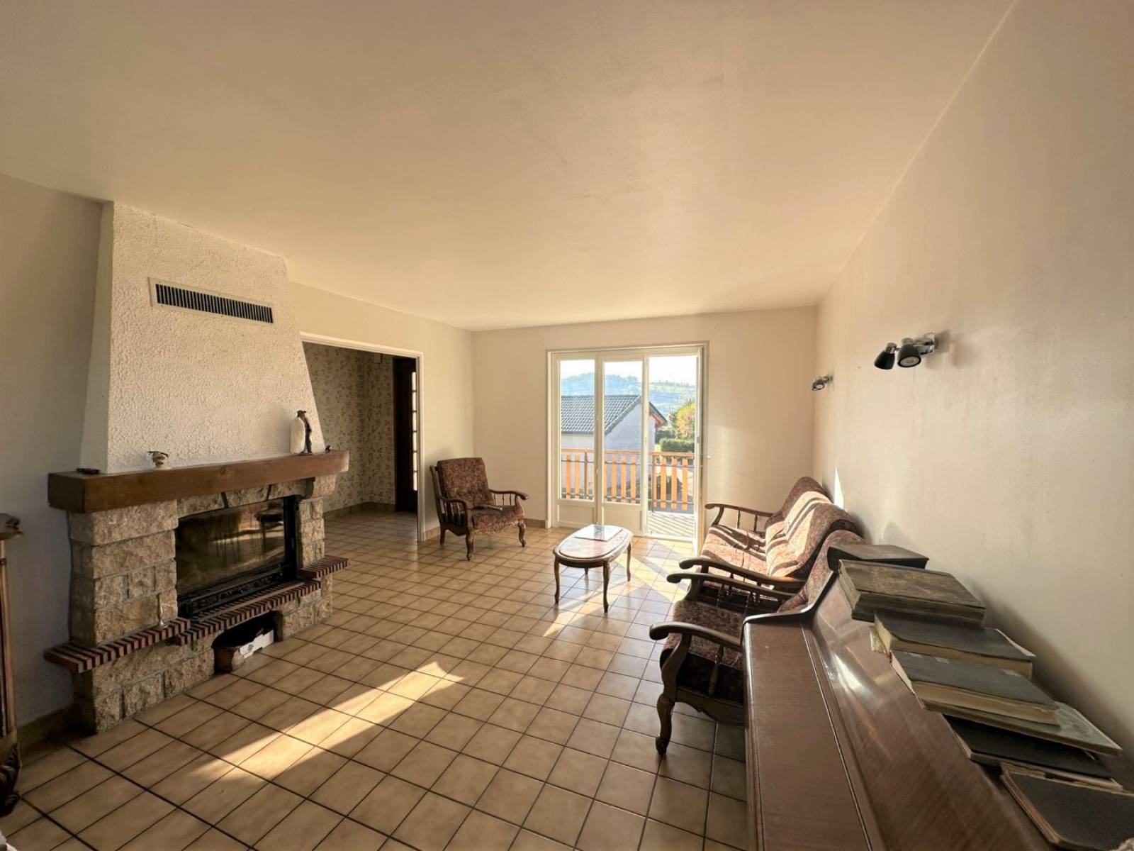 Maison à rafraichir avec dépendances, proche du village de Tence