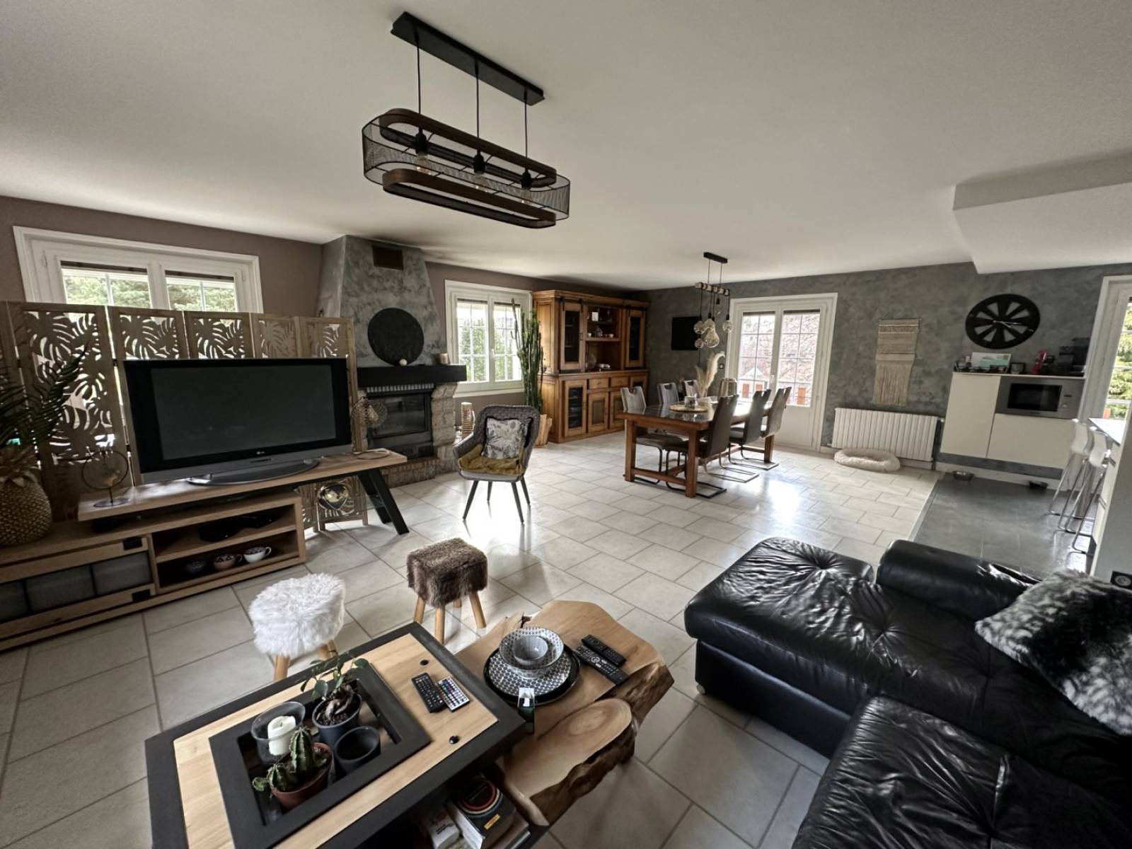 Maison des années 70 rénovée avec dépendances au Mazet Saint Voy