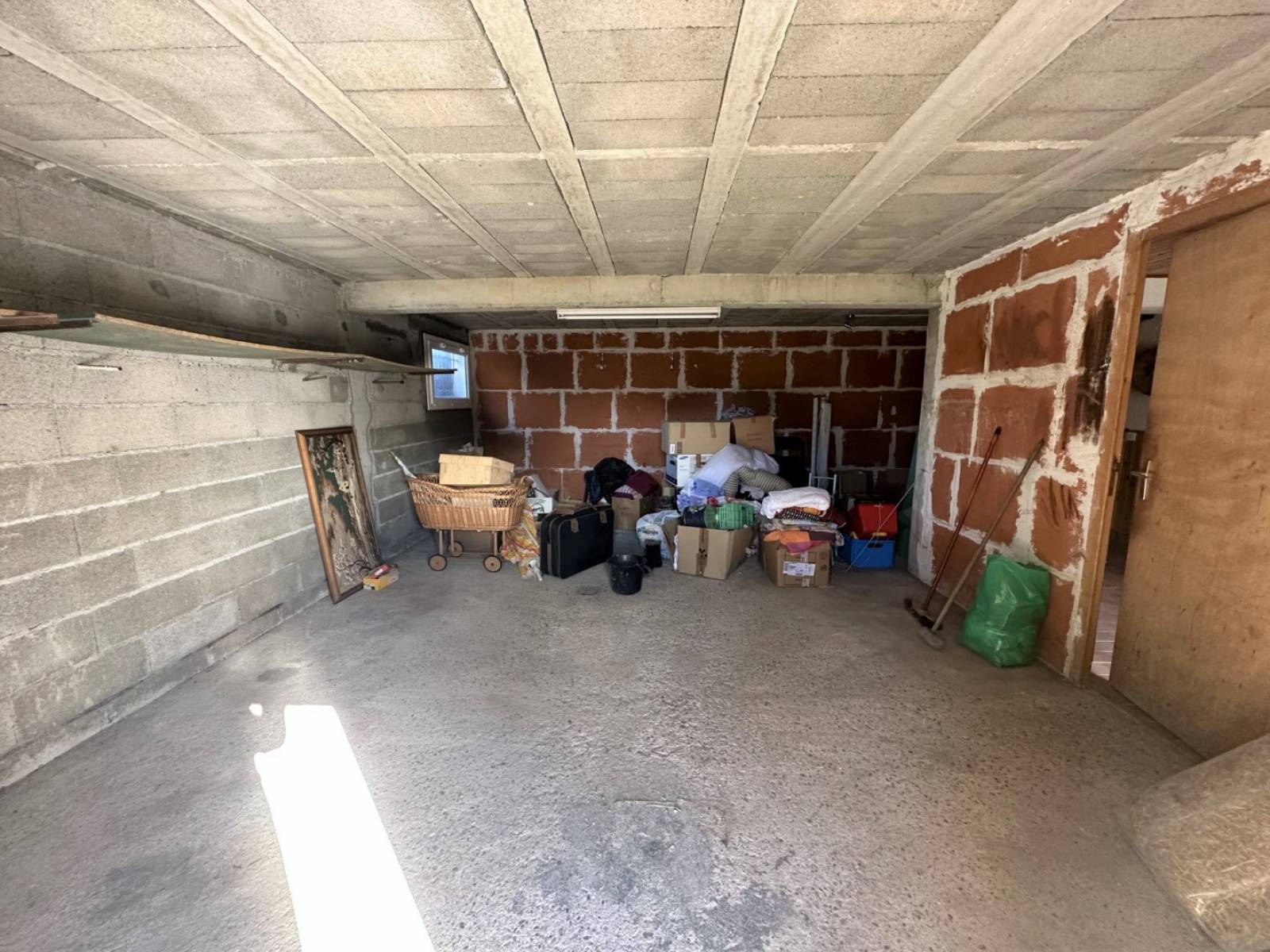 Maison à rafraichir avec dépendances, proche du village de Tence