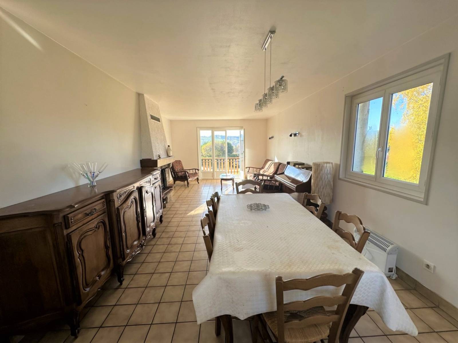 Maison à rafraichir avec dépendances, proche du village de Tence