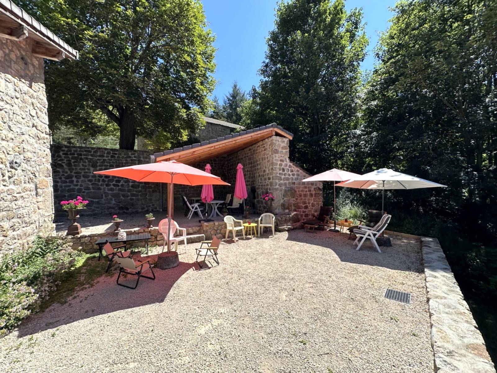 Hameau isolé proche du Golf du Chambon sur Lignon sur plus de 6 hectares