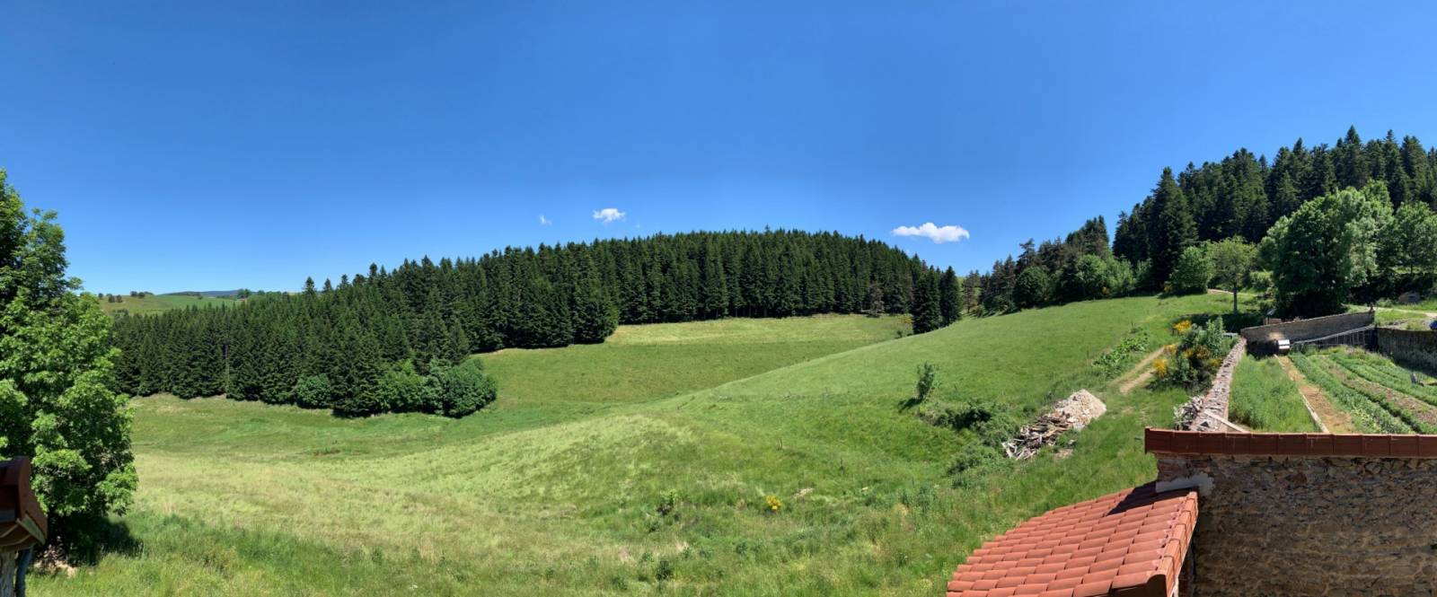 Propriété dans hameau isolé sur 6 000m² de terrain en campagne de St Bonnet