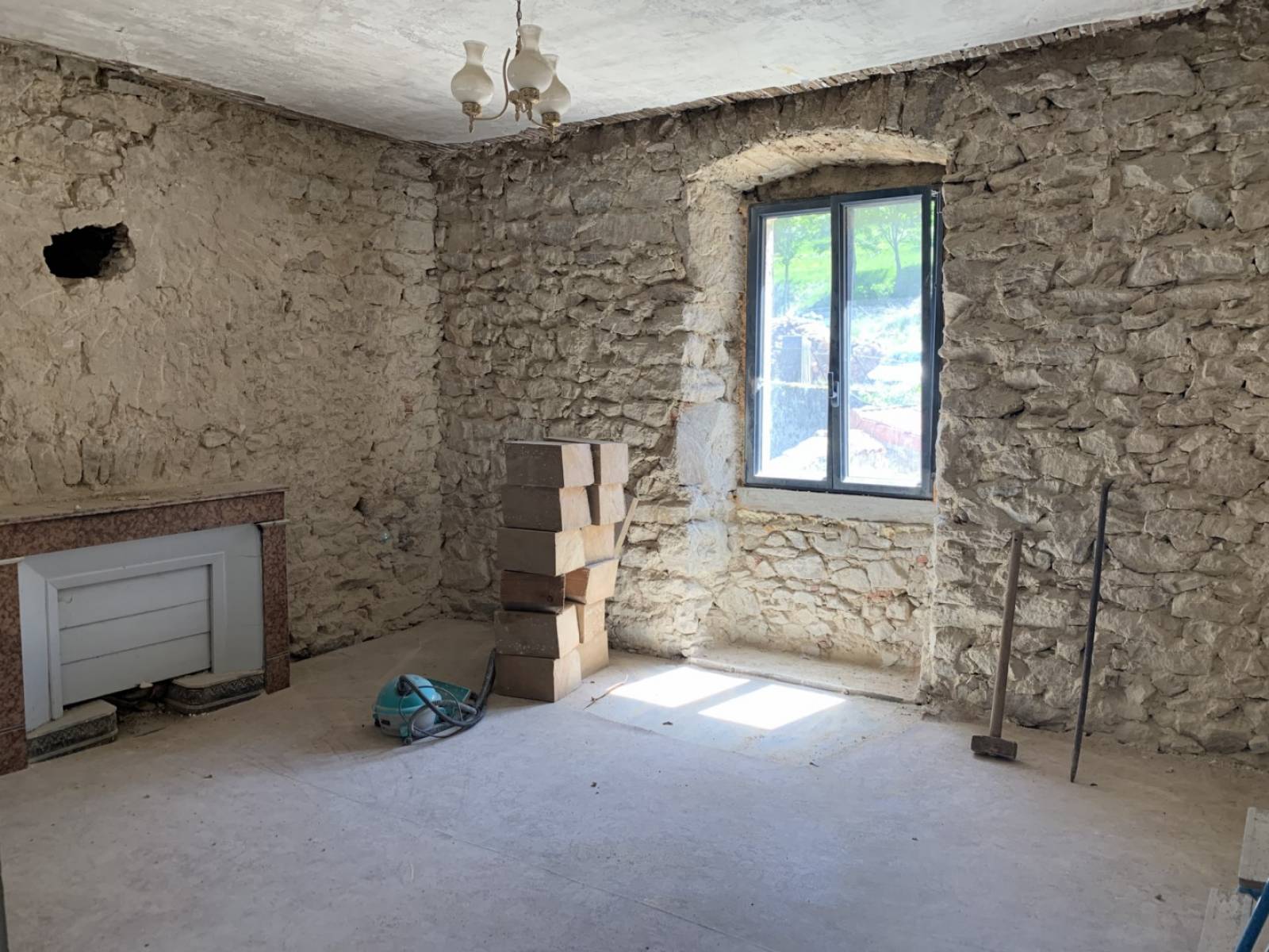 Propriété dans hameau isolé sur 6 000m² de terrain en campagne de St Bonnet