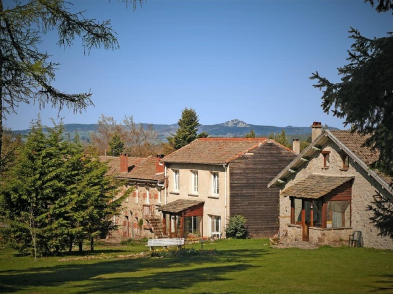 A vendre, ensemble de 3 bâtiments isolés avec 1.4 Hectares à Devesset