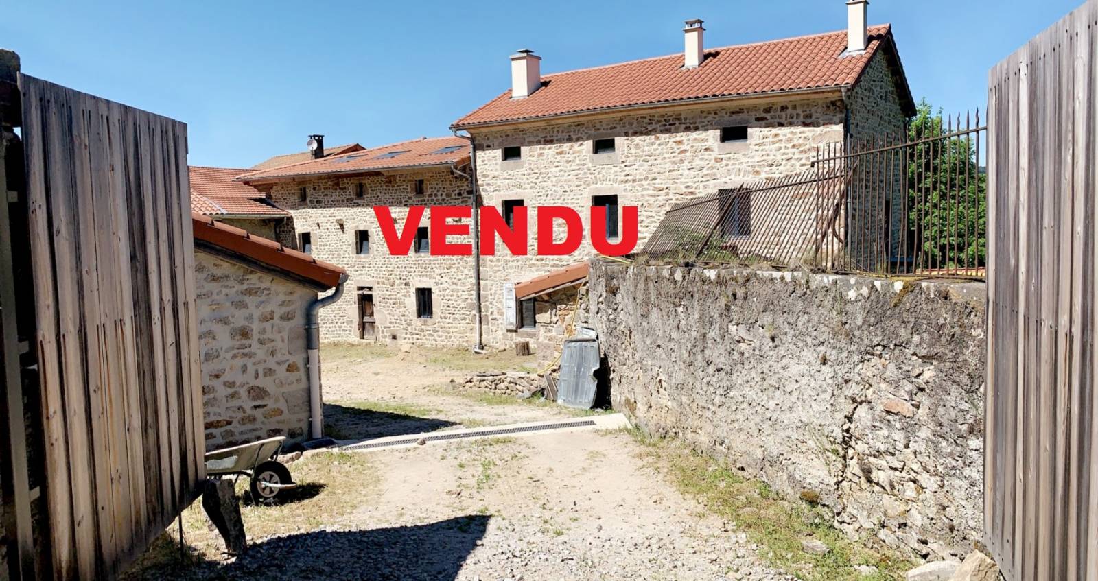 Propriété dans hameau isolé sur 6 000m² de terrain en campagne de St Bonnet