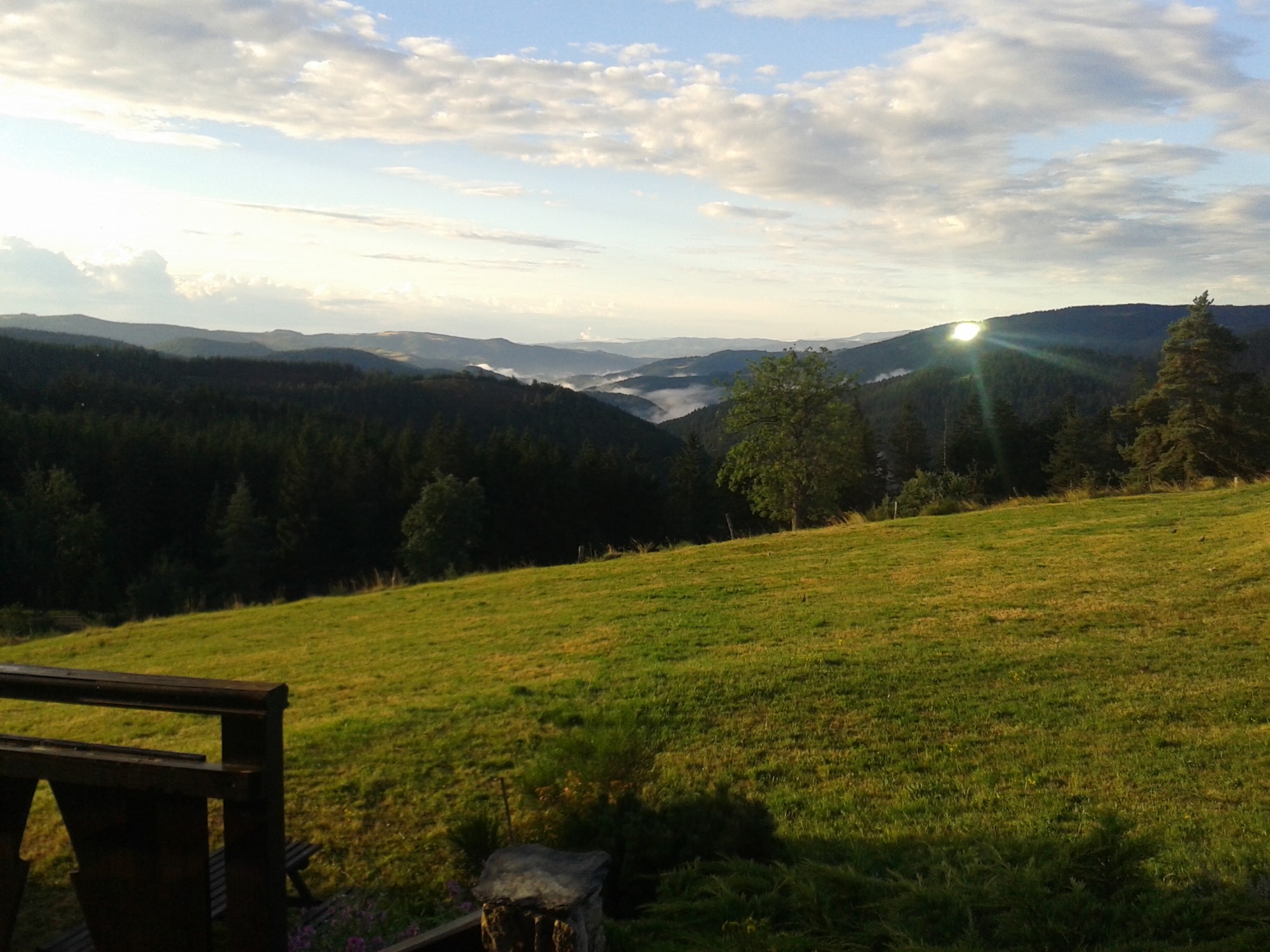 CHALET T5 Limite Ardèche Haute Loire Vue exceptionnelle. Qualité de construction. Exposition Sud.