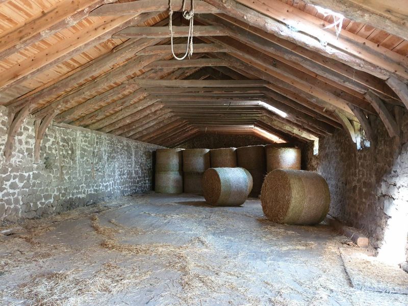 Ferme à rénover Saint Agrève ensemble de 3 bâtiments.