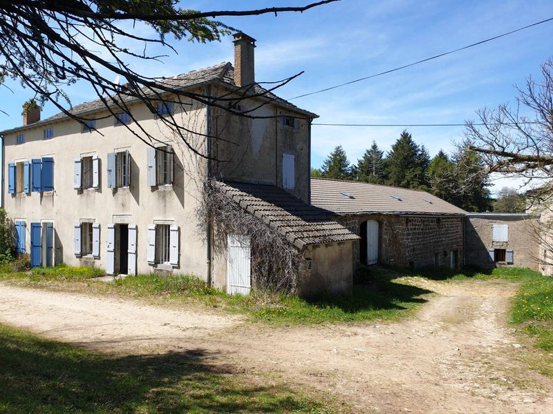 Ferme à rénover Saint Agrève ensemble de 3 bâtiments.