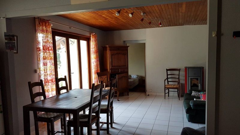 Maison très proche du village, belle terrasse, environnement favorable