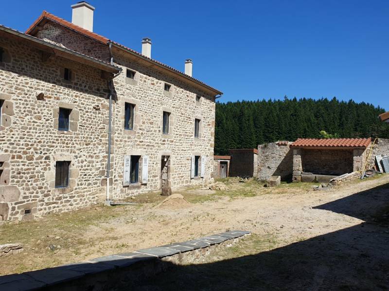Propriété dans hameau isolé sur 6 000m² de terrain en campagne de St Bonnet