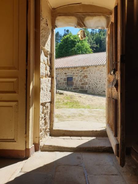 Propriété dans hameau isolé sur 6 000m² de terrain en campagne de St Bonnet