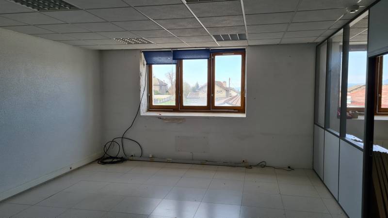 Ancien local commercial au centre du village de Saint Agrève