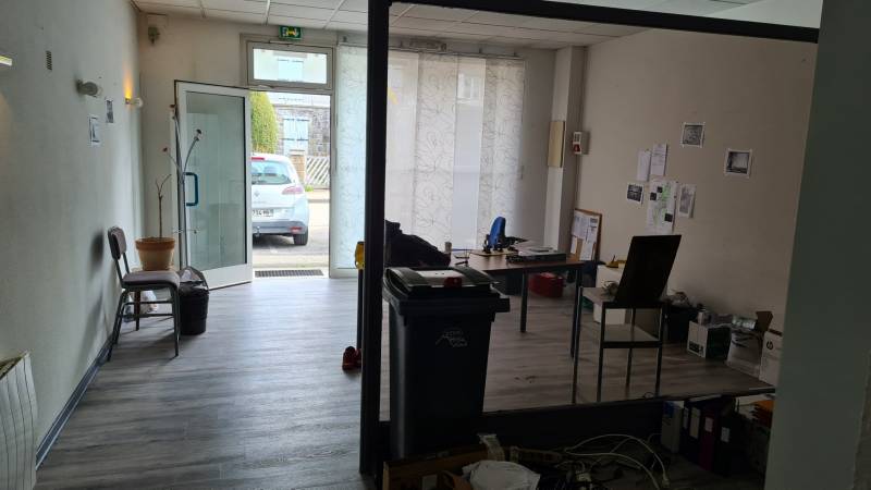 Ancien local commercial au centre du village de Saint Agrève