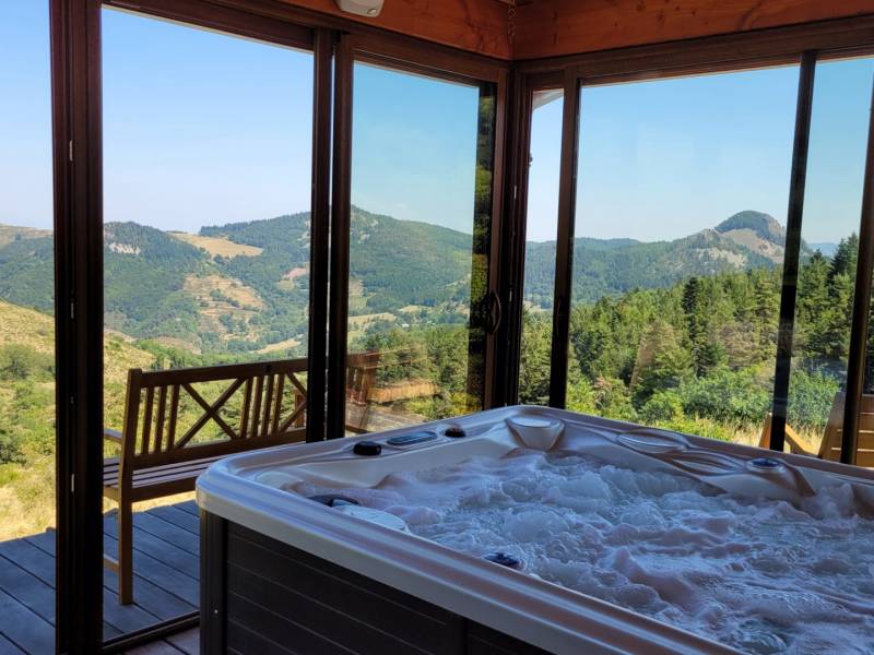 Splendide propriété isolée avec vue à 360°, source, rivière à La Rochette