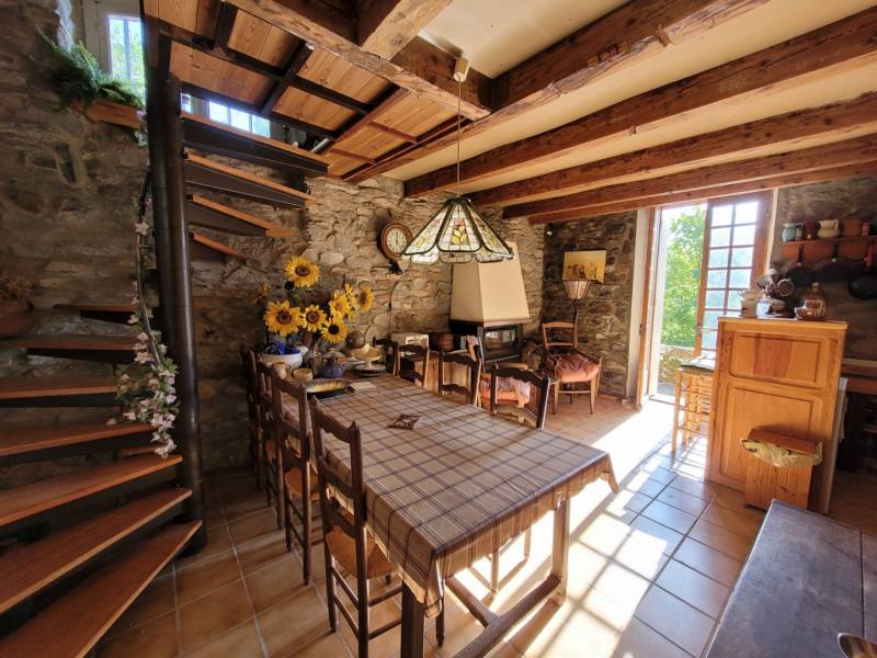 Ancienne école de 1870 en campagne d'Araules