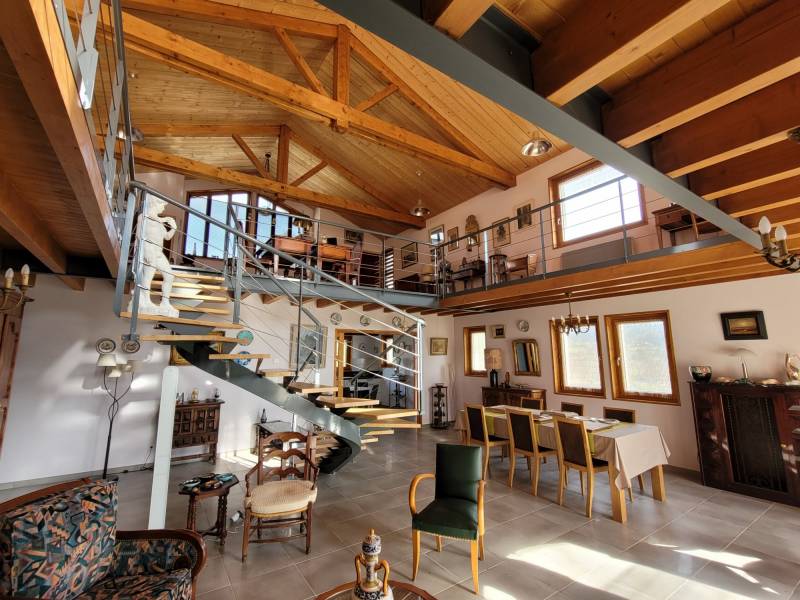 Villa sur 9 400 m² proche des commodités du Chambon sur Lignon