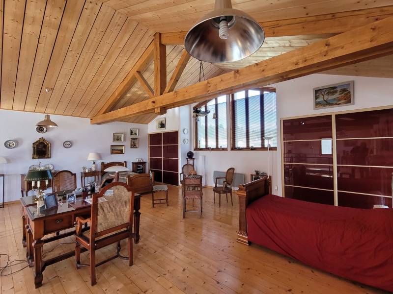 Villa sur 9 400 m² proche des commodités du Chambon sur Lignon