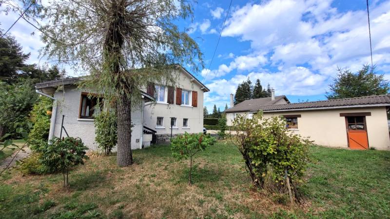 Maison de 1965 avec jardin et garages au Chambon sur Lignon