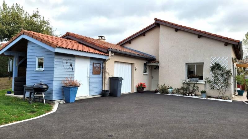 Maison de plain pied avec garage et jardin à Raucoules