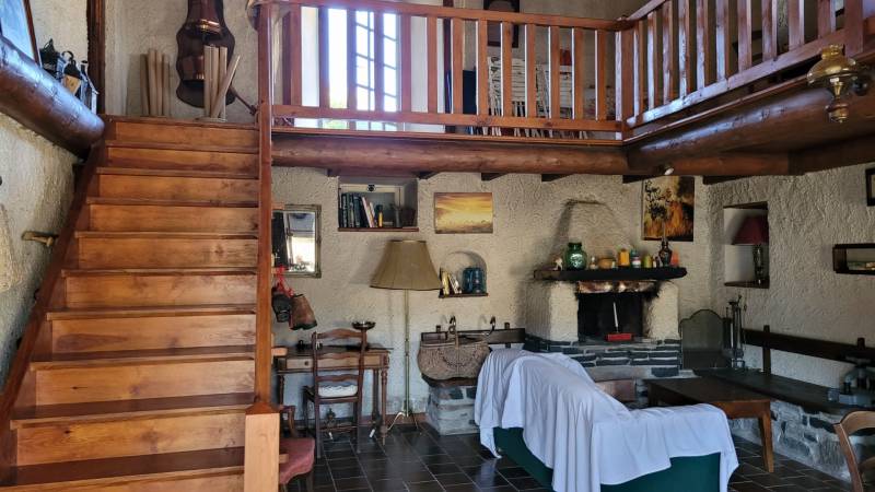 Maison en pierre avec jardin dans le village de Recharinges