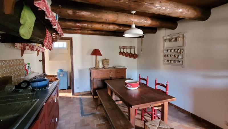 Maison en pierre avec jardin dans le village de Recharinges