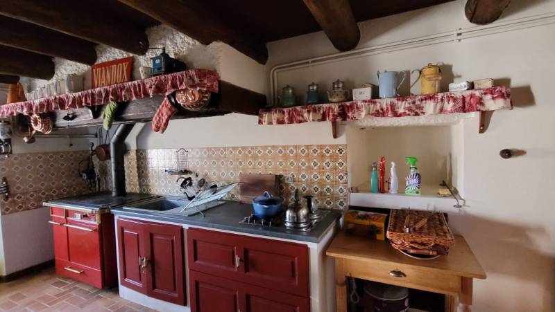 Maison en pierre avec jardin dans le village de Recharinges