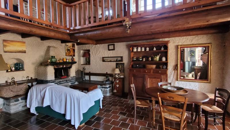 Maison en pierre avec jardin dans le village de Recharinges