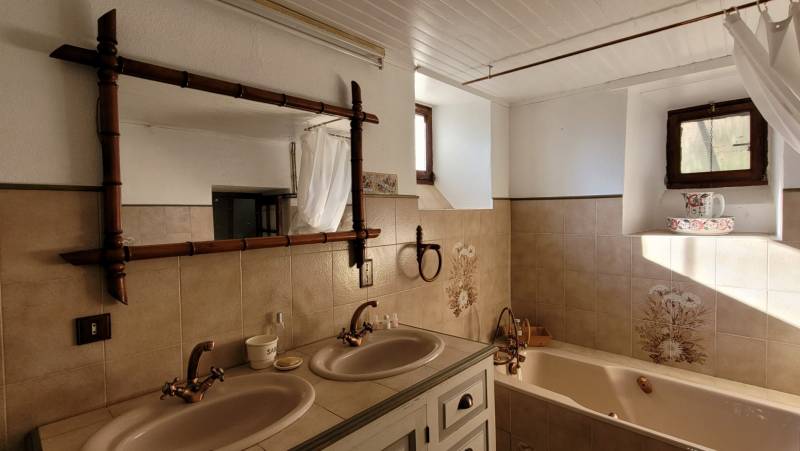 Maison en pierre avec jardin dans le village de Recharinges