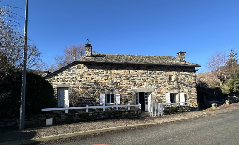 Maison en pierre avec jardin dans le village de Recharinges