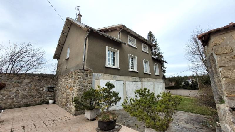 Propriété de deux corps de bâtiments sur plus d'1 hectare au Chambon sur Lignon