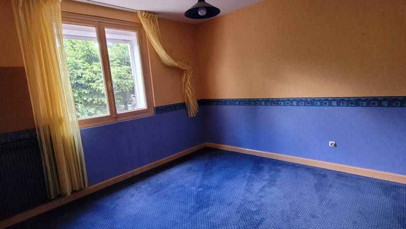 Maison à rafraichir avec dépendances sur Tence