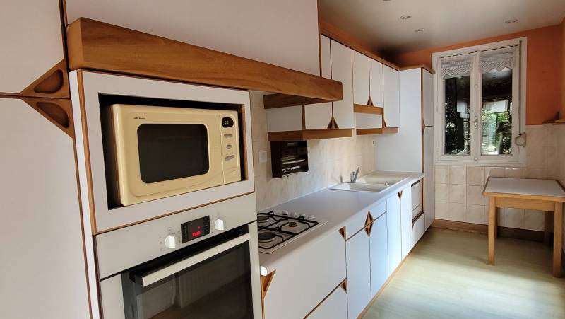 Maison à rafraichir avec dépendances sur Tence