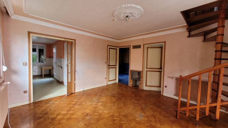 Maison à rafraichir avec dépendances sur Tence