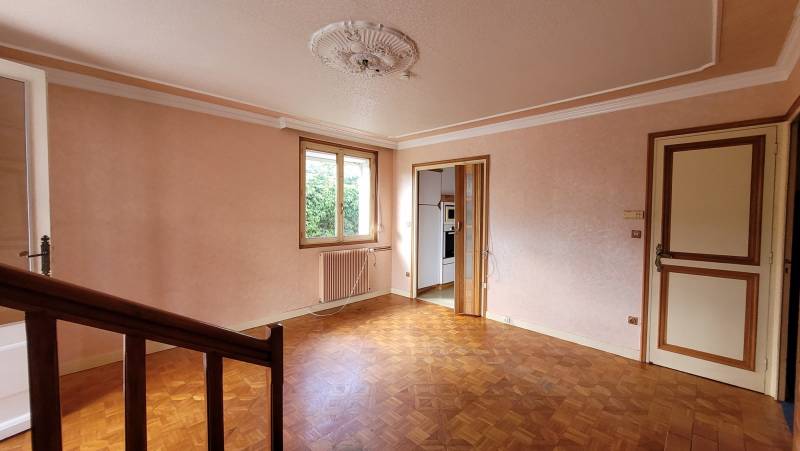 Maison à rafraichir avec dépendances sur Tence