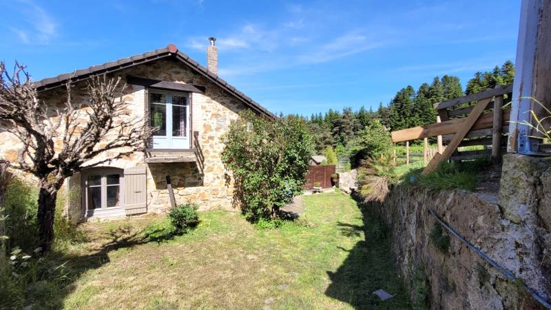 Petite maison en pierres Chenereilles