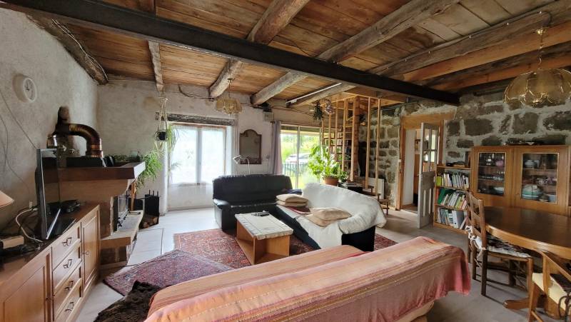 Maison en pierre mitoyenne avec dépendances au Chambon sur Lignon