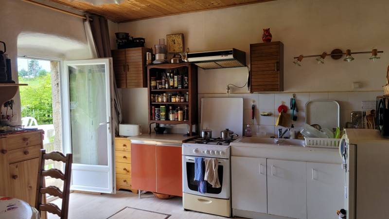 Maison en pierre mitoyenne avec dépendances au Chambon sur Lignon