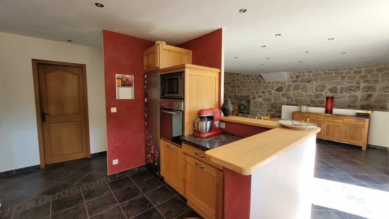 Propriété isolée sur plus de 5 000 m² de terrain à Tence