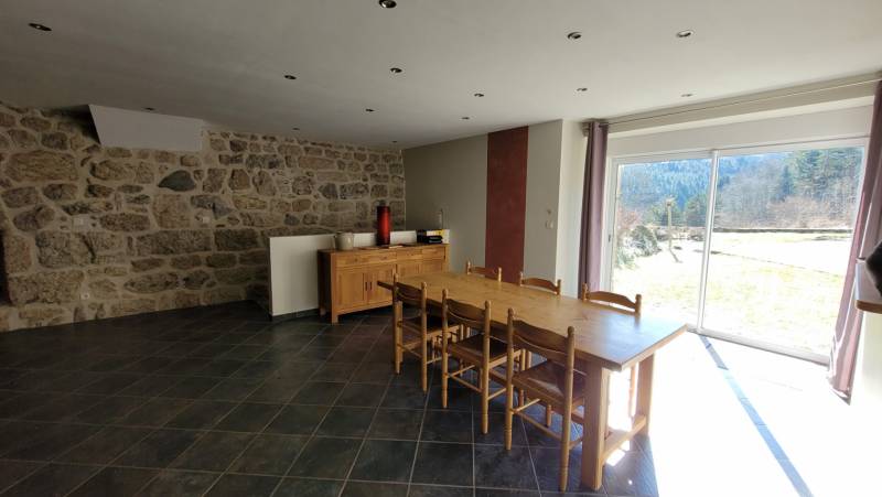 Propriété isolée sur plus de 5 000 m² de terrain à Tence